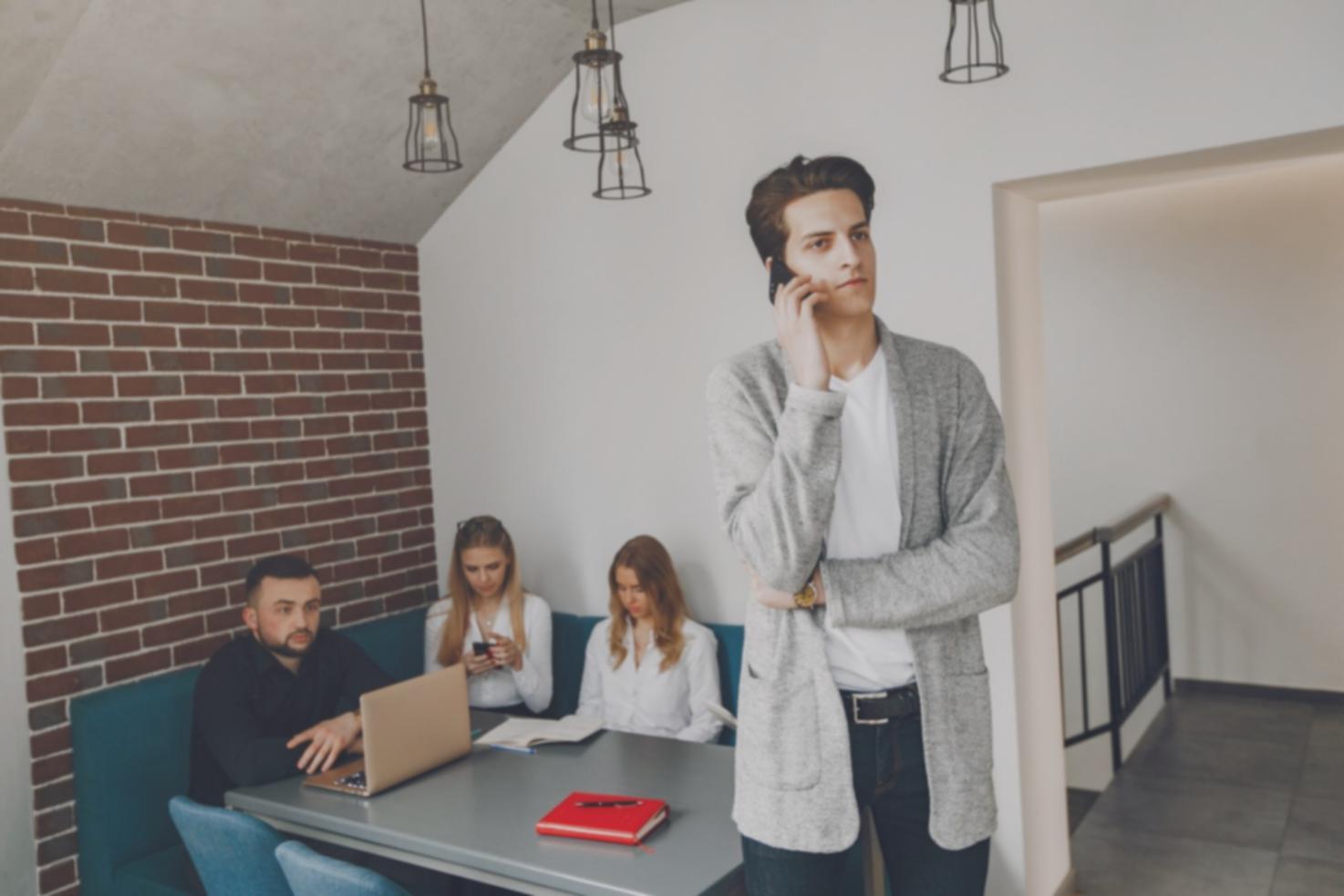 Studentin arbeitet mit digitalen Lerntools am Laptop